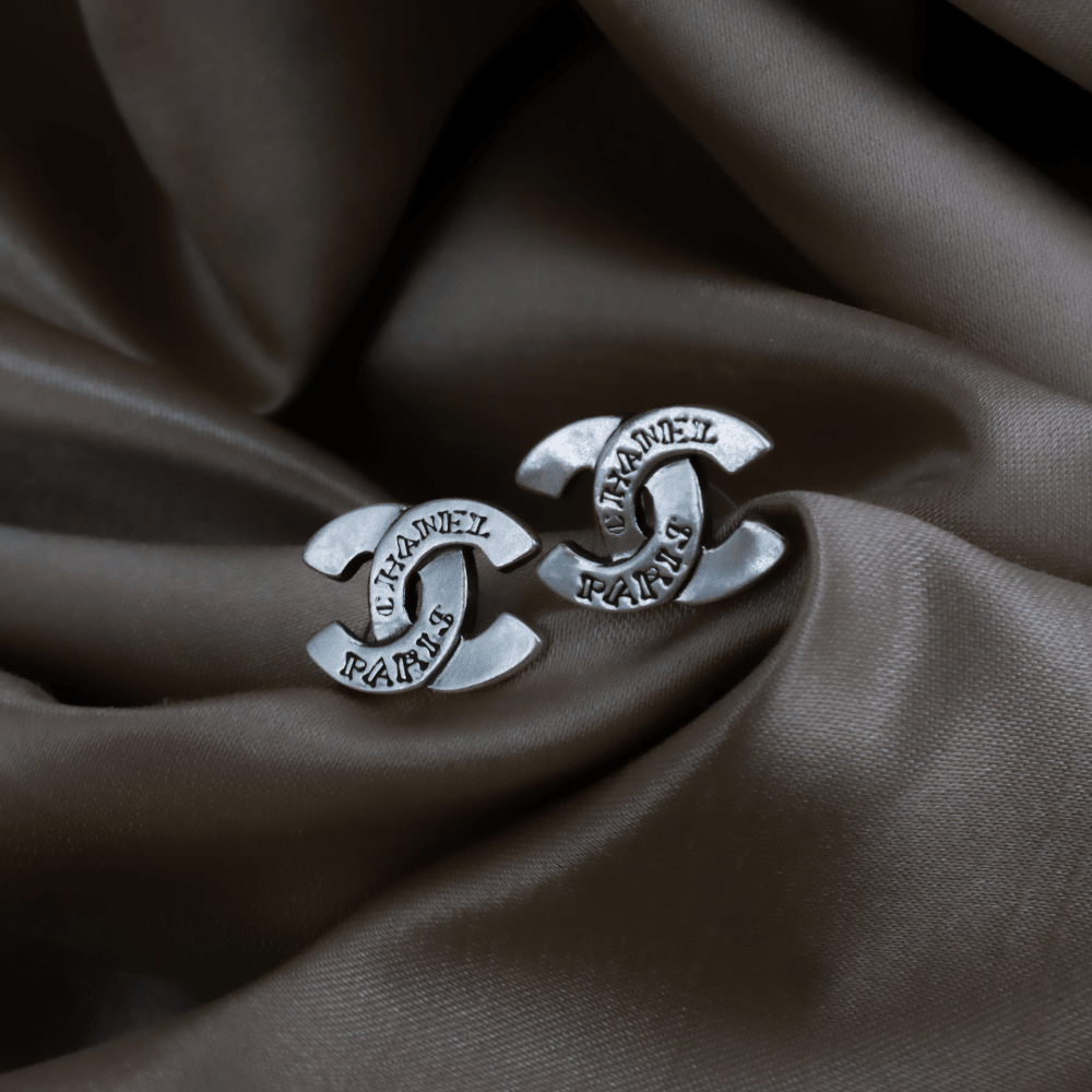 CHANEL 1999 工業風銀色 CC Logo 耳環 - Vintasy耳環