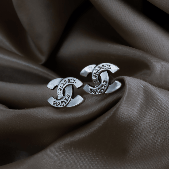 CHANEL 1999 工業風銀色 CC Logo 耳環 ｜ Vintasy耳環 ｜ CHANEL ｜ 耳環