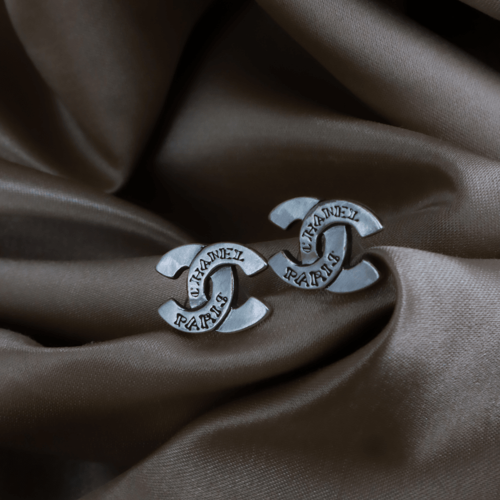 CHANEL 1999 工業風銀色 CC Logo 耳環 ｜ Vintasy耳環 ｜ CHANEL ｜ 耳環