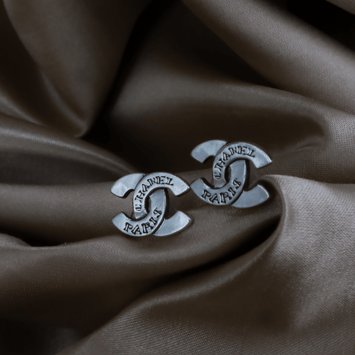 CHANEL 1999 工業風銀色 CC Logo 耳環 ｜ Vintasy耳環 ｜ CHANEL ｜ 耳環