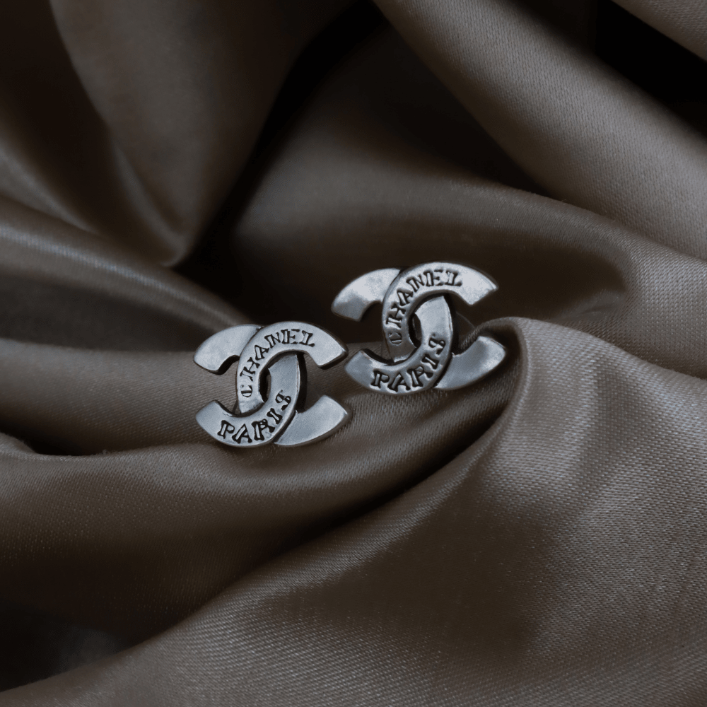 CHANEL 1999 工業風銀色 CC Logo 耳環 ｜ Vintasy耳環 ｜ CHANEL ｜ 耳環