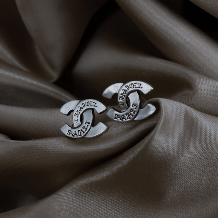 CHANEL 1999 工業風銀色 CC Logo 耳環 ｜ Vintasy耳環 ｜ CHANEL ｜ 耳環