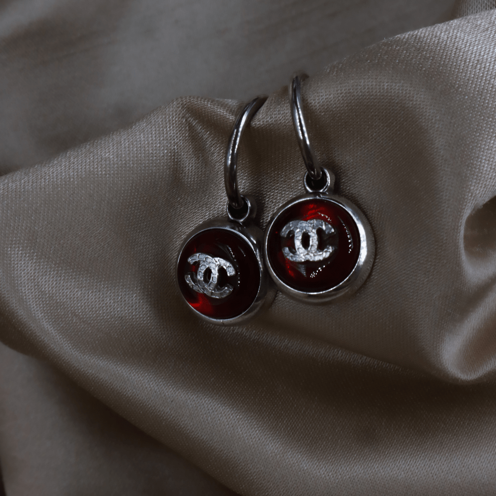 CHANEL 2000 紅色圓形CC圈形耳環（Red Resin CC Hoop Earrings款） - Vintasy耳環
