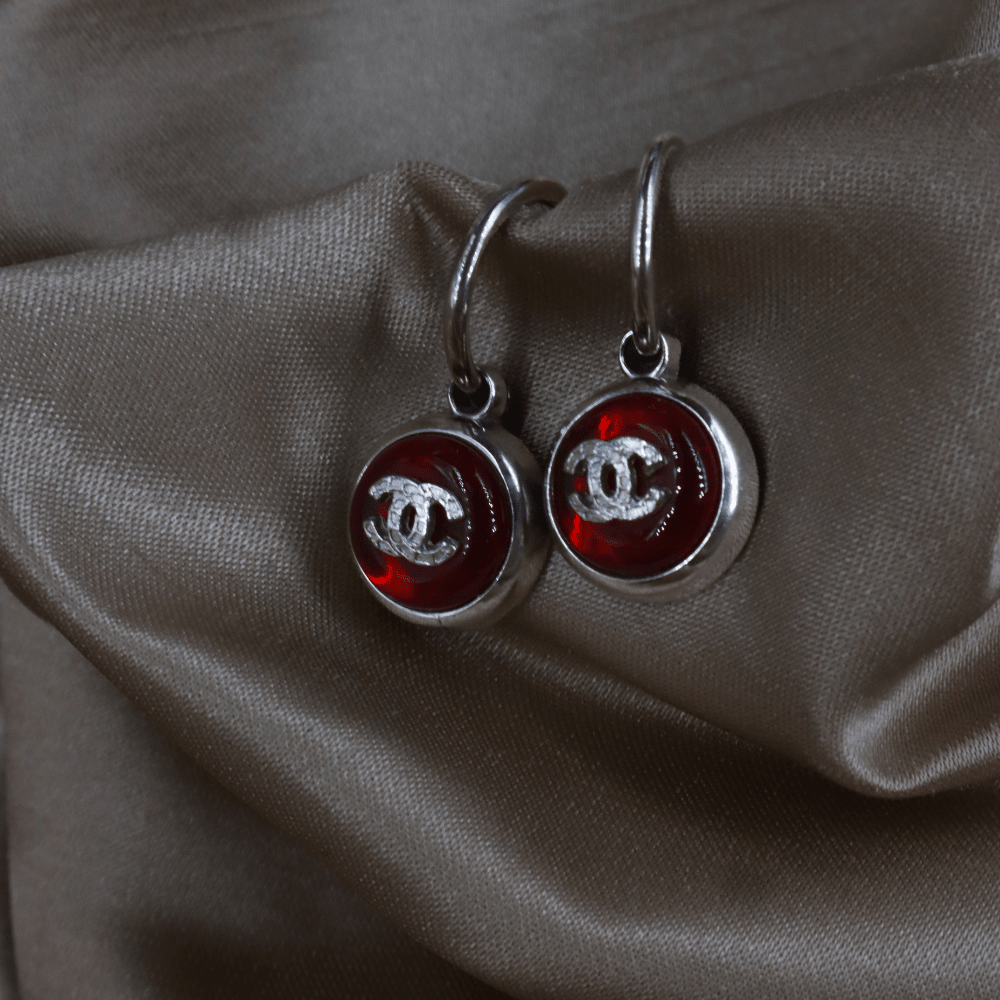 CHANEL 2000 紅色圓形CC圈形耳環（Red Resin CC Hoop Earrings款） - Vintasy耳環