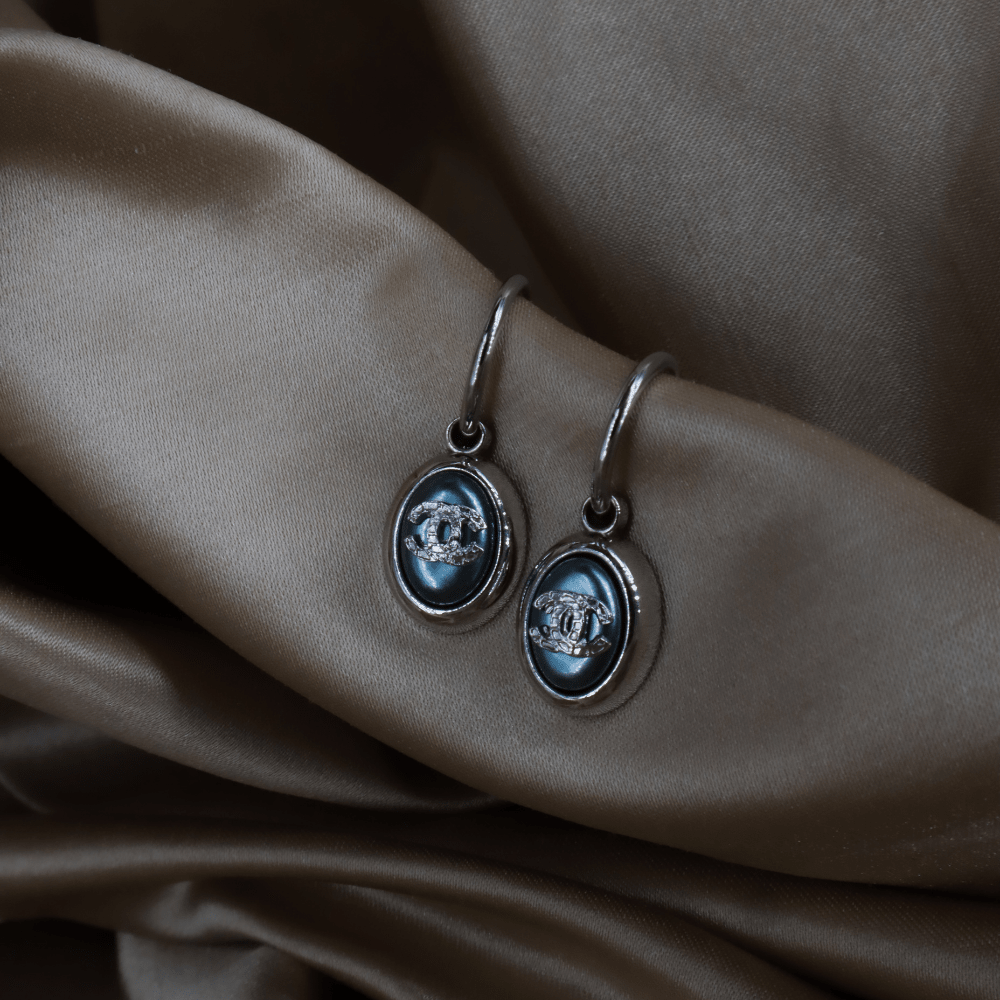 CHANEL 2000年代珍珠雙C 珍珠光澤耳環（藍調款）｜附原盒未使用 - Vintasy