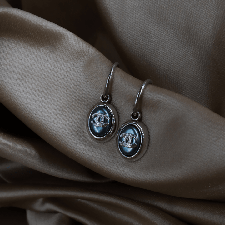 CHANEL 2000年代珍珠雙C 珍珠光澤耳環（藍調款）｜附原盒未使用 - Vintasy