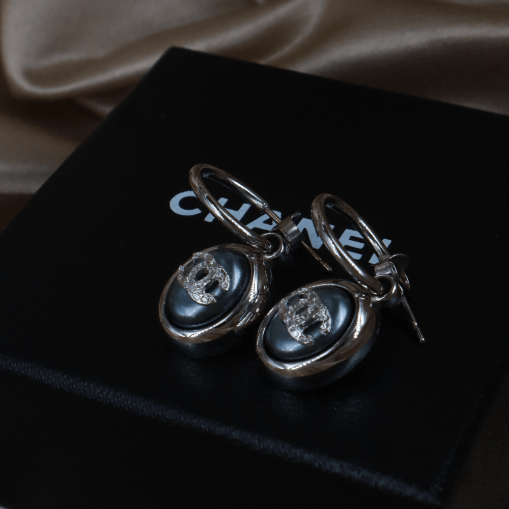 CHANEL 2000年代珍珠雙C 珍珠光澤耳環（藍調款）｜附原盒未使用 - Vintasy