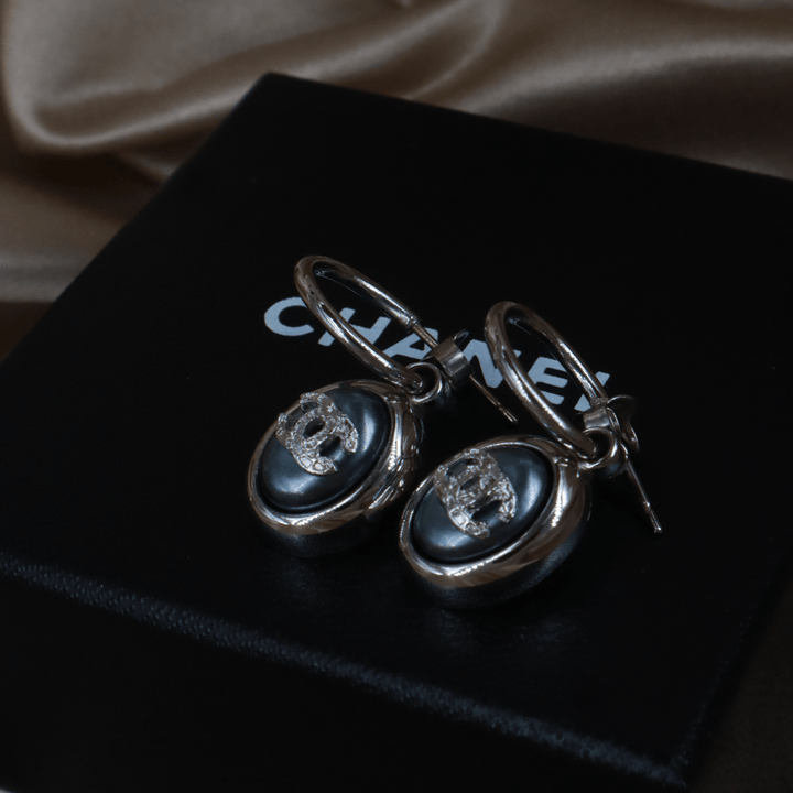 CHANEL 2000年代珍珠雙C 珍珠光澤耳環（藍調款）｜附原盒未使用 - Vintasy
