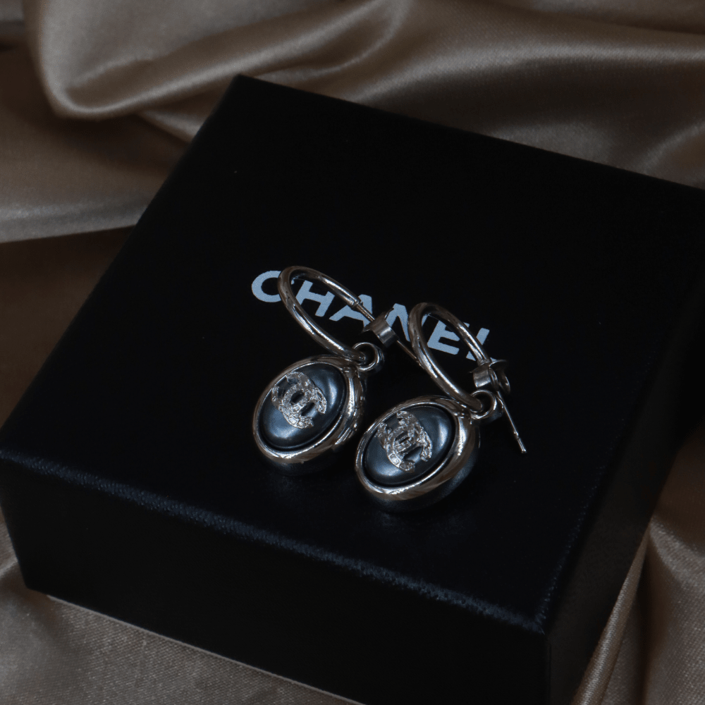 CHANEL 2000年代珍珠雙C 珍珠光澤耳環（藍調款）｜附原盒未使用 - Vintasy