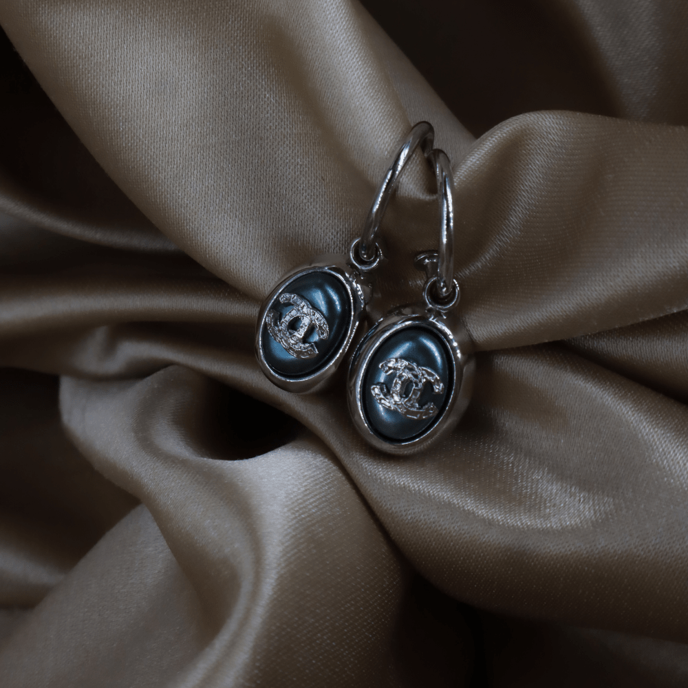 CHANEL 2000年代珍珠雙C 珍珠光澤耳環（藍調款）｜附原盒未使用 - Vintasy