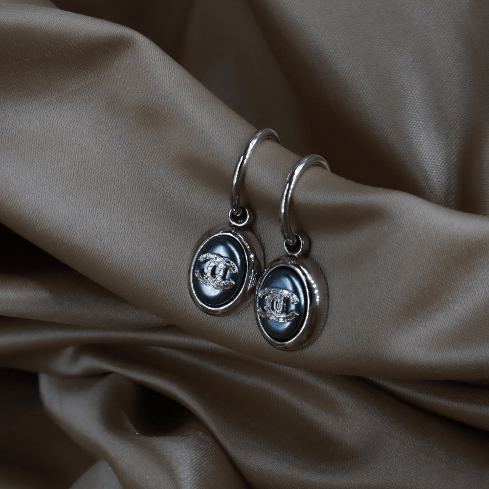 CHANEL 2000年代珍珠雙C 珍珠光澤耳環（藍調款）｜附原盒未使用 - Vintasy