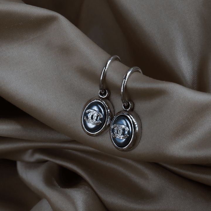 CHANEL 2000年代珍珠雙C 珍珠光澤耳環（藍調款）｜附原盒未使用 - Vintasy