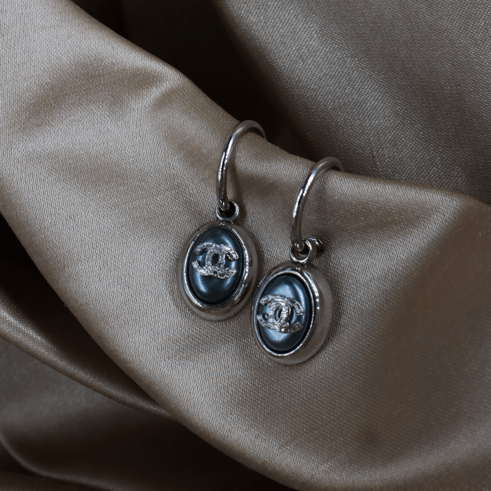 CHANEL 2000年代珍珠雙C 珍珠光澤耳環（藍調款）｜附原盒未使用 - Vintasy