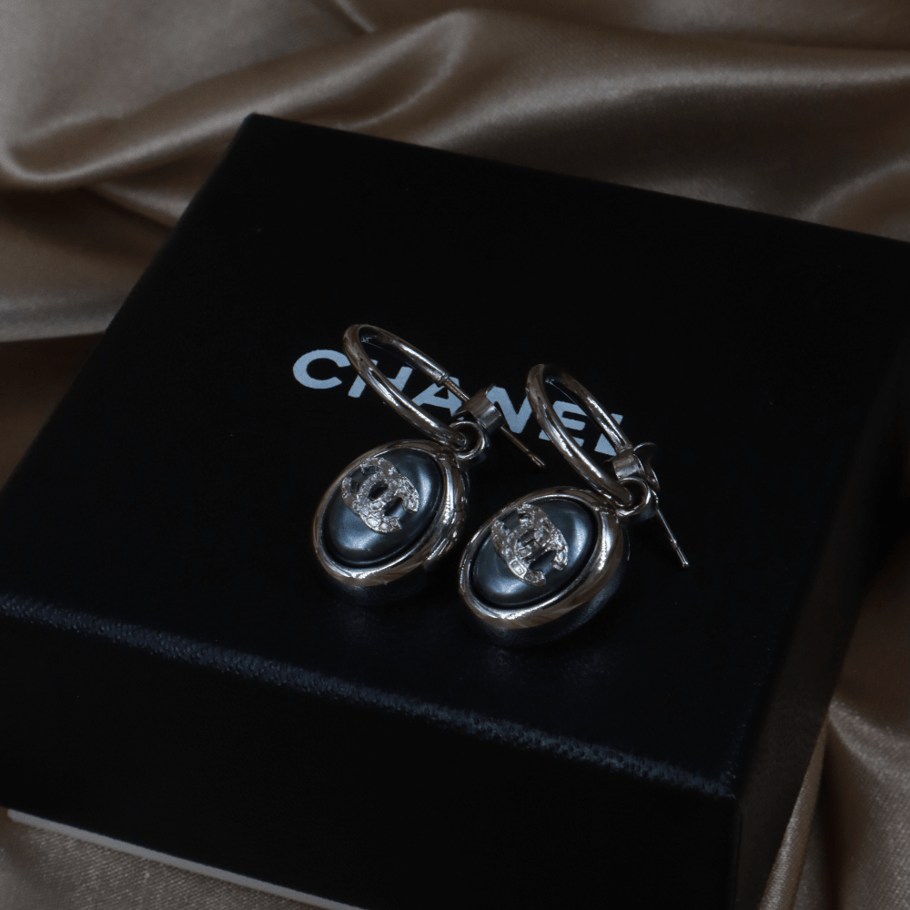 CHANEL 2000年代珍珠雙C 珍珠光澤耳環（藍調款）｜附原盒未使用 - Vintasy