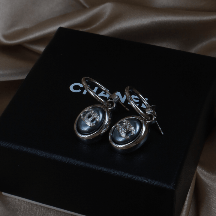 CHANEL 2000年代珍珠雙C 珍珠光澤耳環（藍調款）｜附原盒未使用 - Vintasy