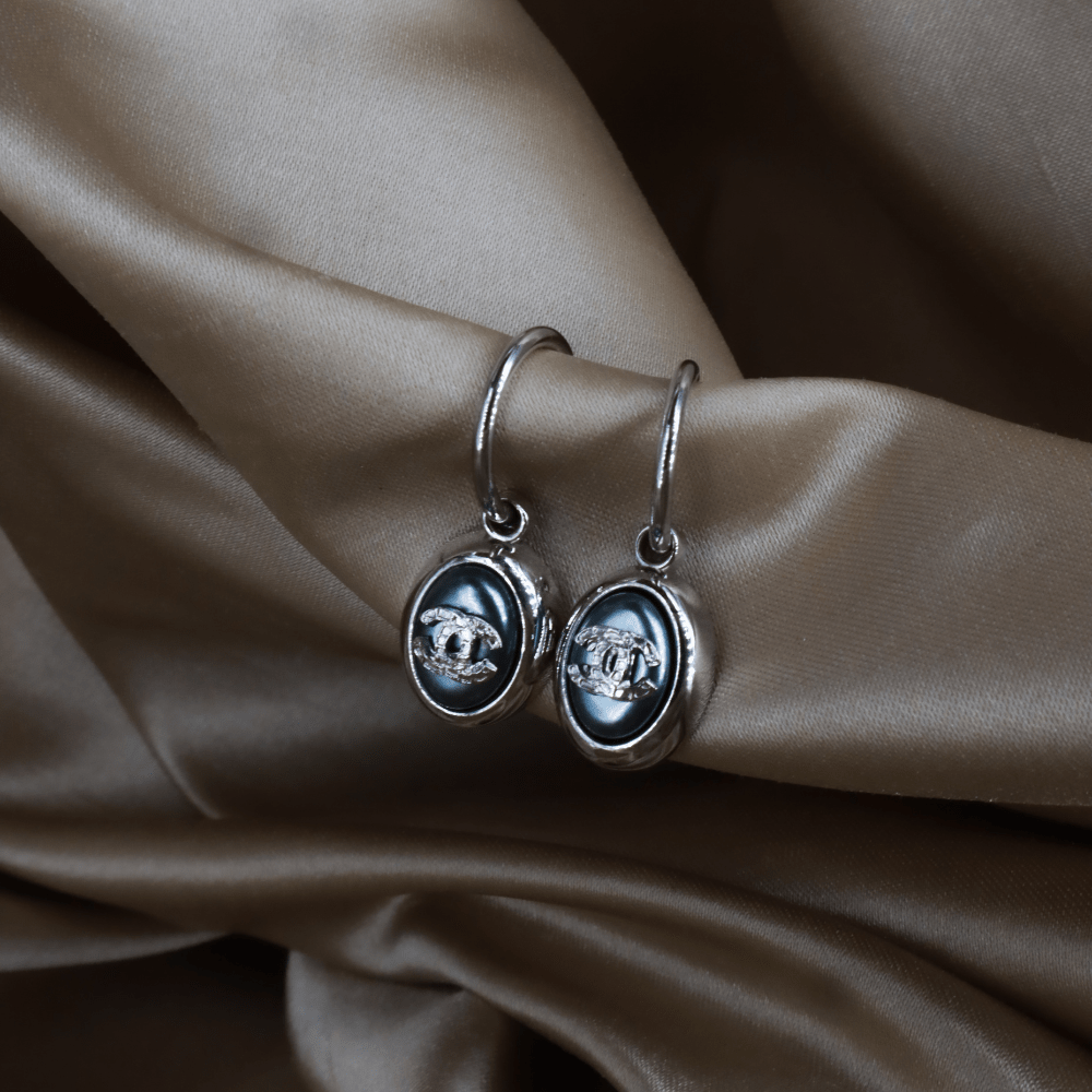 CHANEL 2000年代珍珠雙C 珍珠光澤耳環（藍調款）｜附原盒未使用 - Vintasy