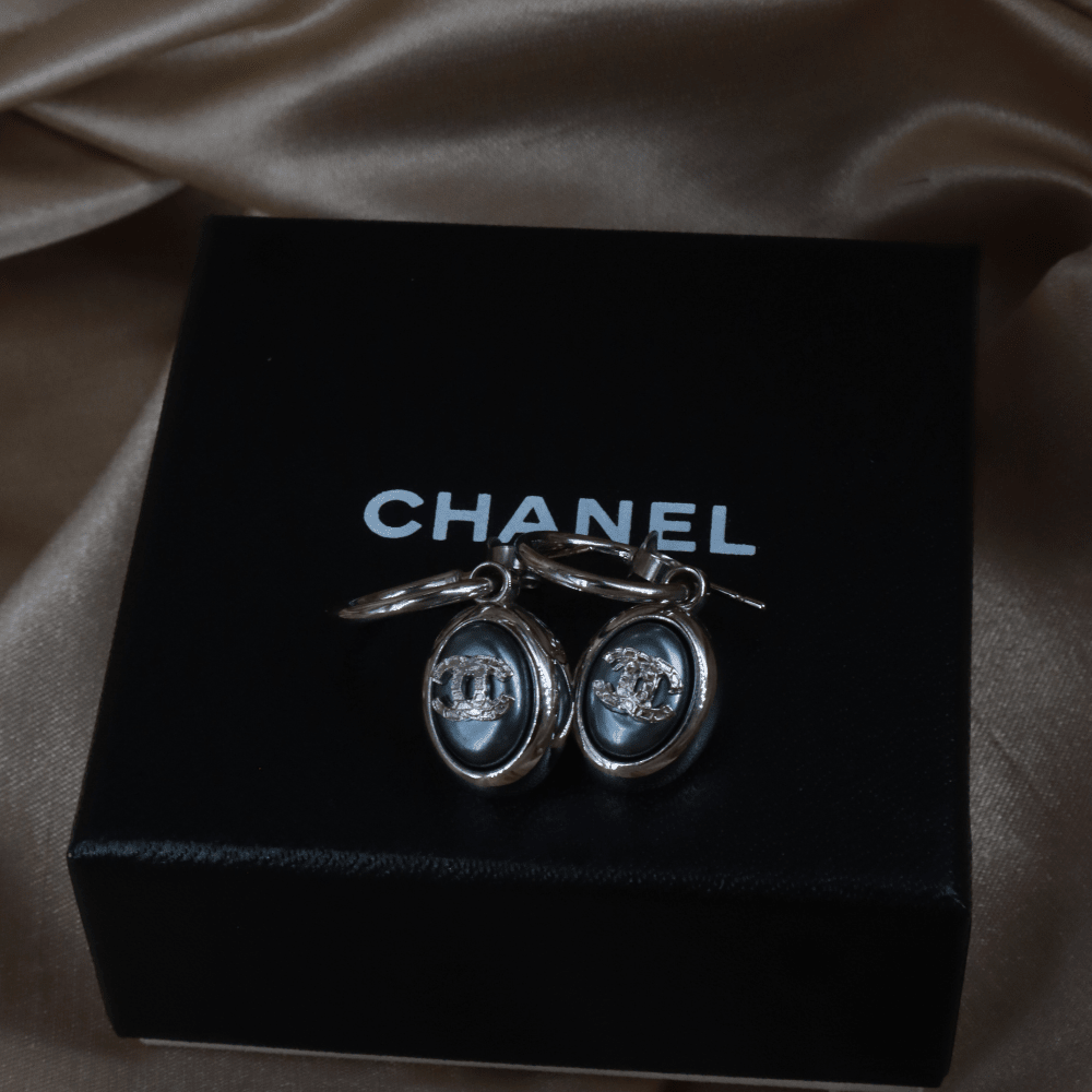 CHANEL 2000年代珍珠雙C 珍珠光澤耳環（藍調款）｜附原盒未使用 - Vintasy