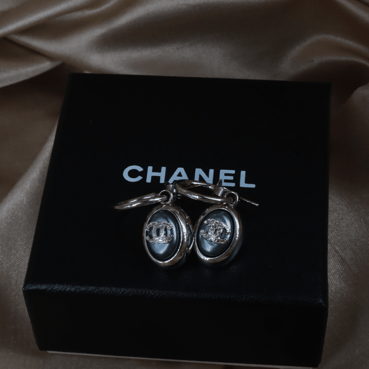 CHANEL 2000年代珍珠雙C 珍珠光澤耳環（藍調款）｜附原盒未使用 - Vintasy