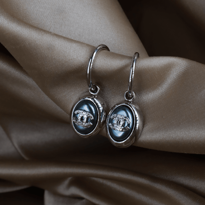 CHANEL 2000年代珍珠雙C 珍珠光澤耳環（藍調款）｜附原盒未使用 - Vintasy