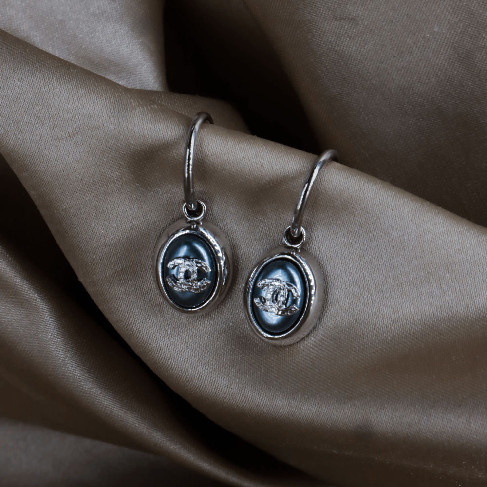 CHANEL 2000年代珍珠雙C 珍珠光澤耳環（藍調款）｜附原盒未使用 - Vintasy