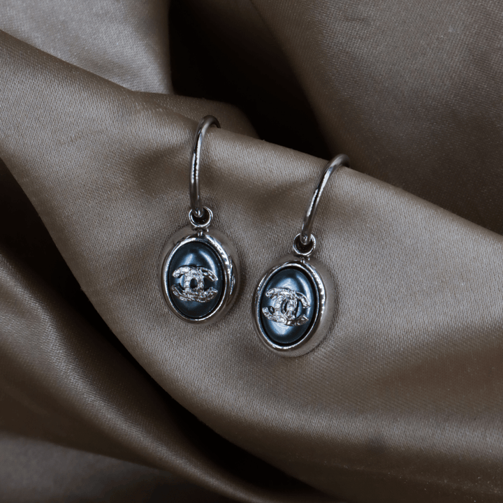 CHANEL 2000年代珍珠雙C 珍珠光澤耳環（藍調款）｜附原盒未使用 - Vintasy