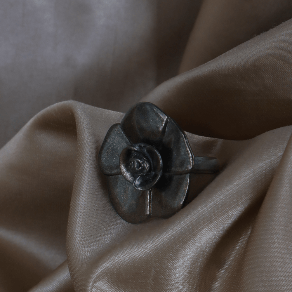 CHANEL 山茶花立體戒指（黑金色）｜2001年 附原盒 - Vintasy