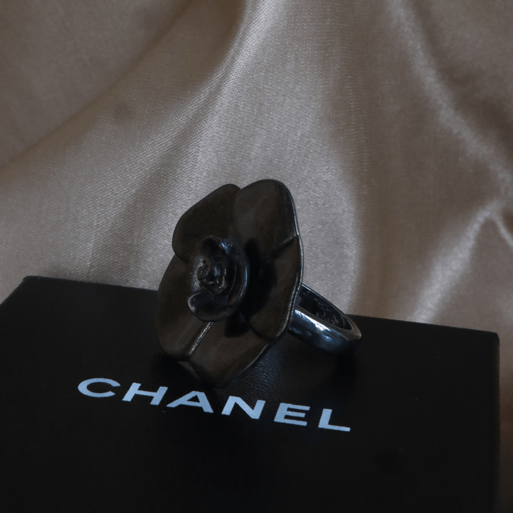 CHANEL 山茶花立體戒指（黑金色）｜2001年 附原盒 - Vintasy
