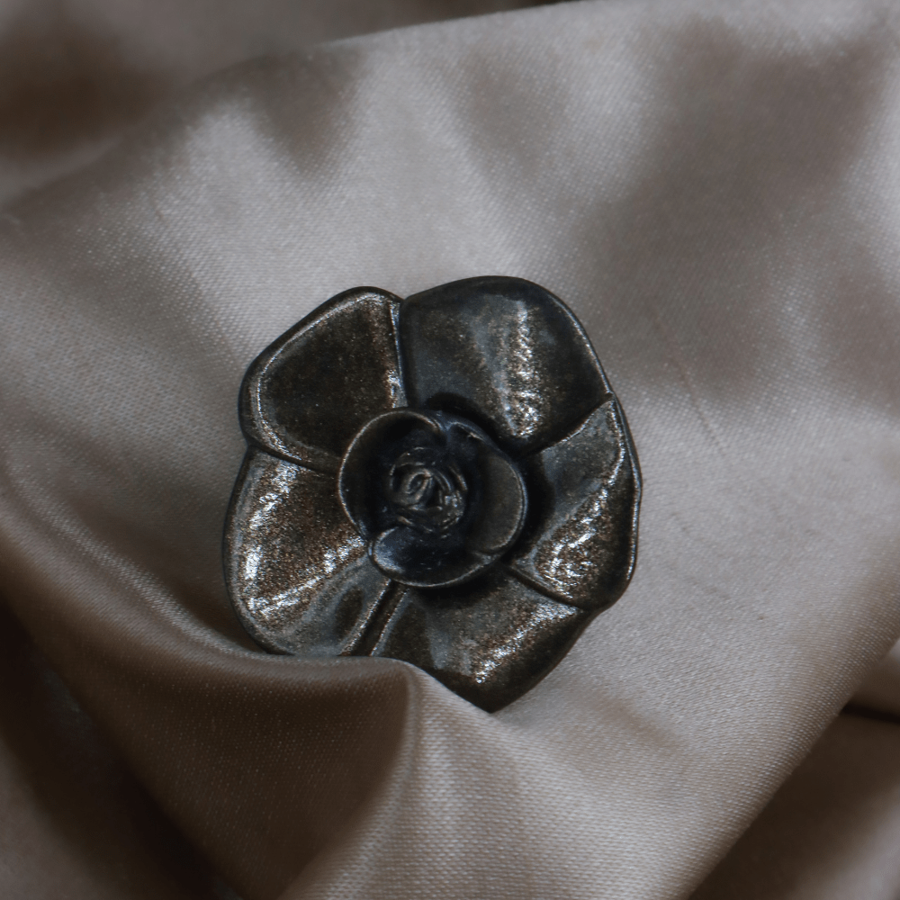 CHANEL 山茶花立體戒指（黑金色）｜2001年 附原盒 - Vintasy