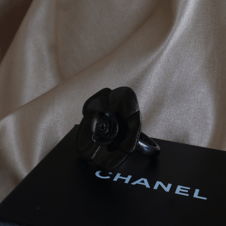 CHANEL 山茶花立體戒指（黑金色）｜2001年 附原盒 - Vintasy