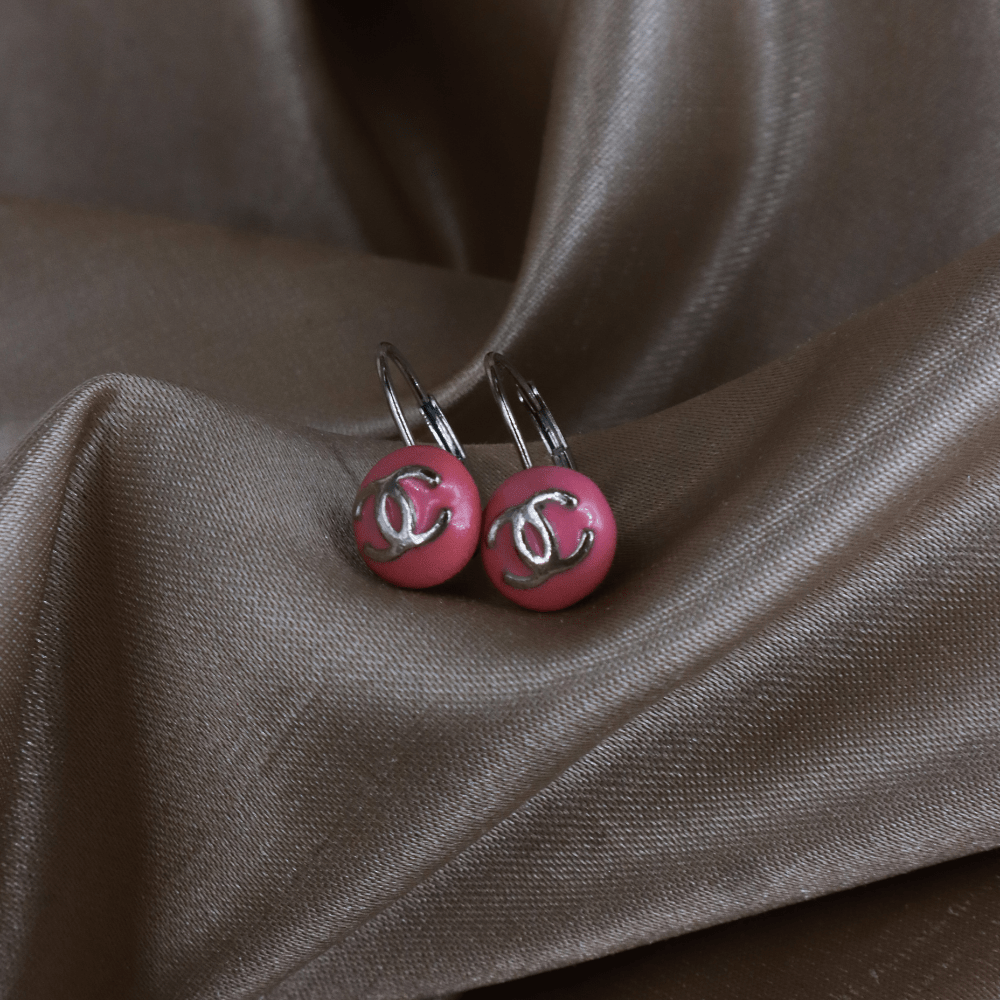 CHANEL 2003 粉紅色圓形CC垂墜耳環（Pink Button Drop Earrings款） - Vintasy耳環
