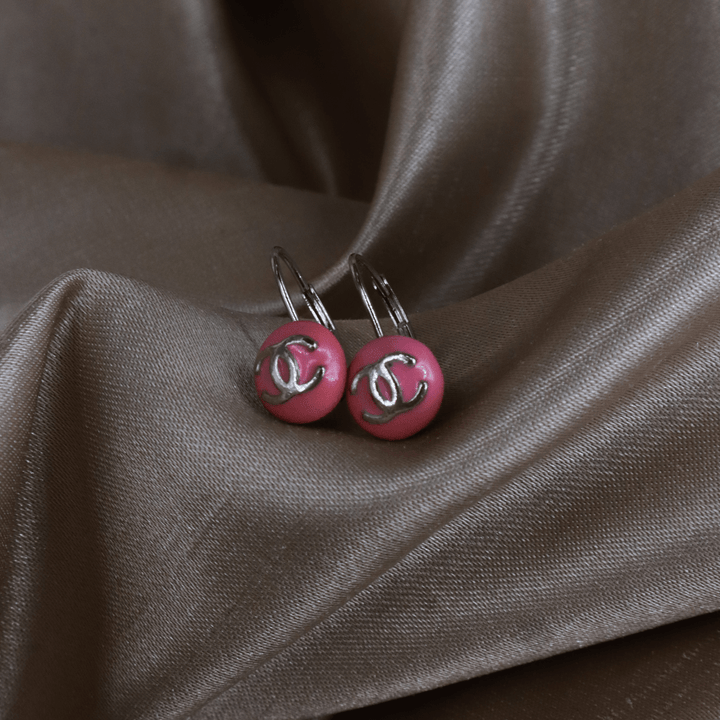 CHANEL 2003 粉紅色圓形CC垂墜耳環（Pink Button Drop Earrings款） - Vintasy耳環