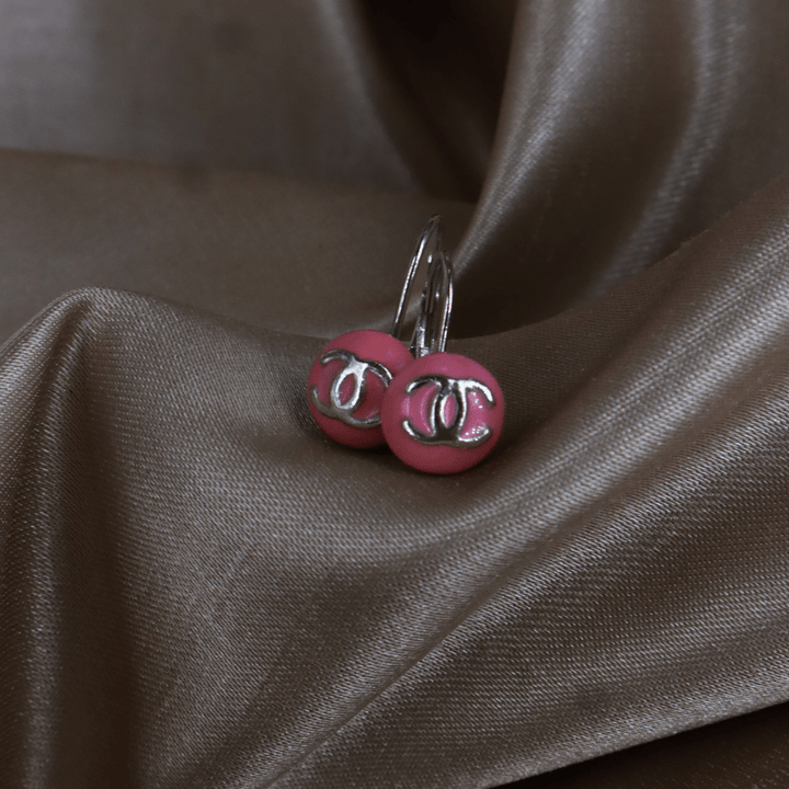 CHANEL 2003 粉紅色圓形CC垂墜耳環（Pink Button Drop Earrings款） - Vintasy耳環
