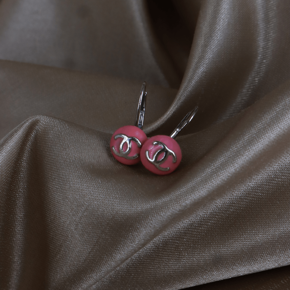 CHANEL 2003 粉紅色圓形CC垂墜耳環（Pink Button Drop Earrings款） - Vintasy耳環