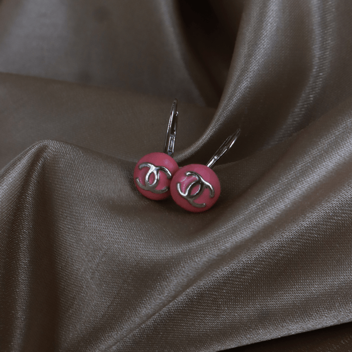 CHANEL 2003 粉紅色圓形CC垂墜耳環（Pink Button Drop Earrings款） - Vintasy耳環