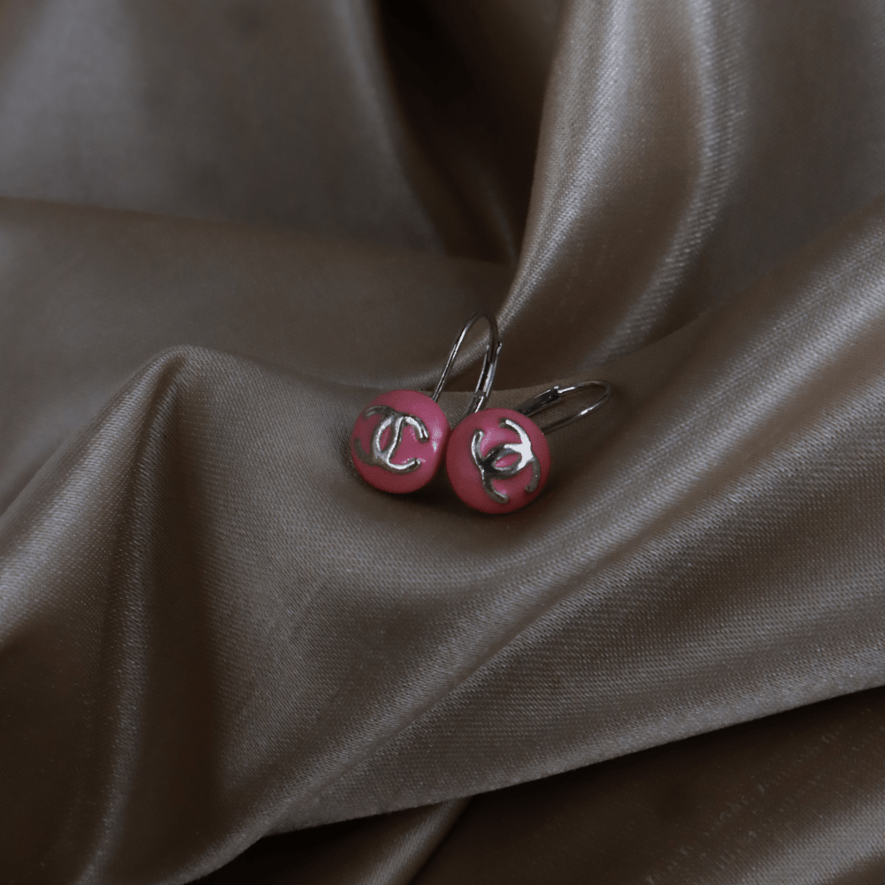 CHANEL 2003 粉紅色圓形CC垂墜耳環（Pink Button Drop Earrings款） - Vintasy耳環