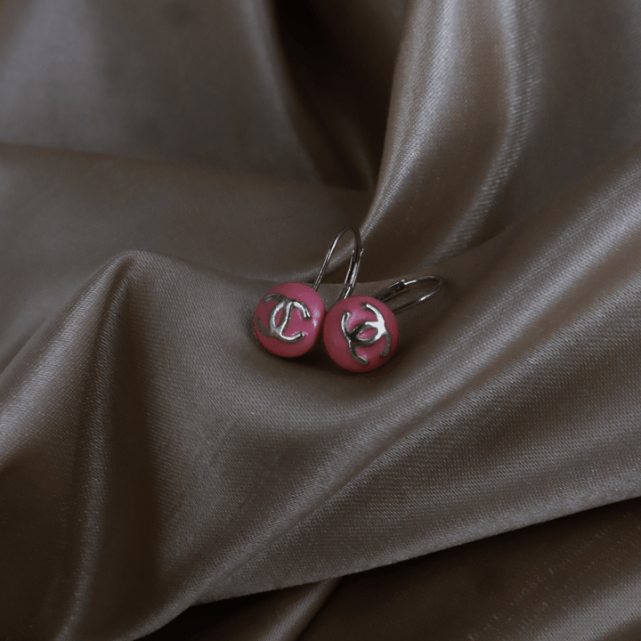CHANEL 2003 粉紅色圓形CC垂墜耳環（Pink Button Drop Earrings款） - Vintasy耳環