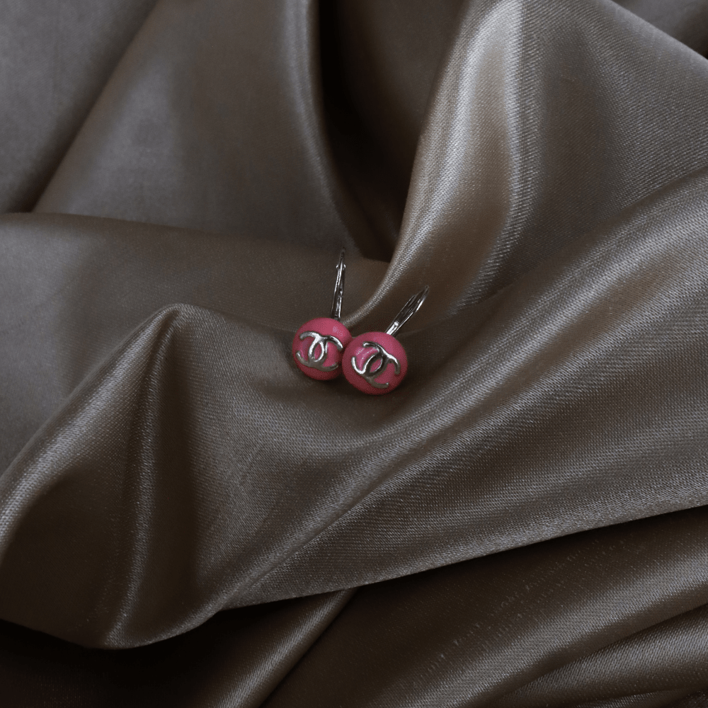 CHANEL 2003 粉紅色圓形CC垂墜耳環（Pink Button Drop Earrings款） - Vintasy耳環