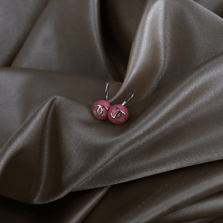 CHANEL 2003 粉紅色圓形CC垂墜耳環（Pink Button Drop Earrings款） - Vintasy耳環