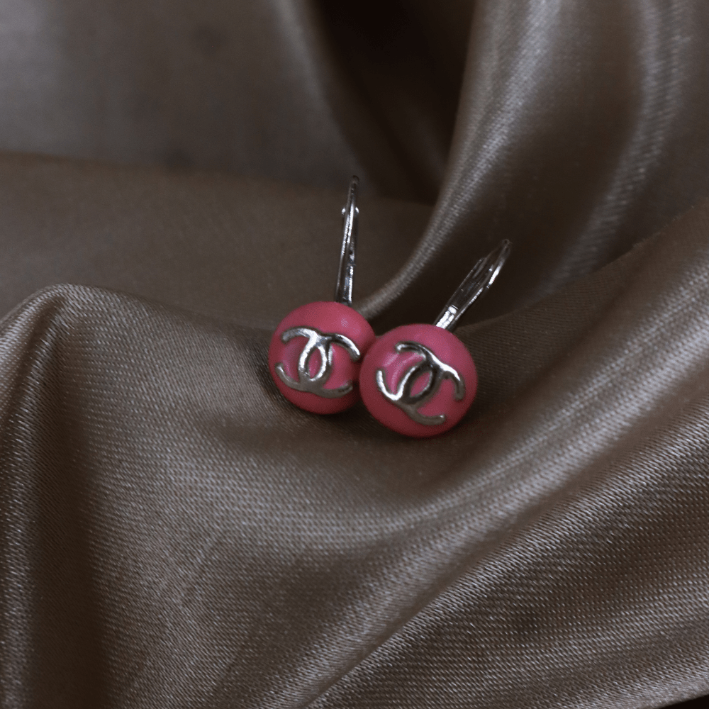 CHANEL 2003 粉紅色圓形CC垂墜耳環（Pink Button Drop Earrings款） - Vintasy耳環