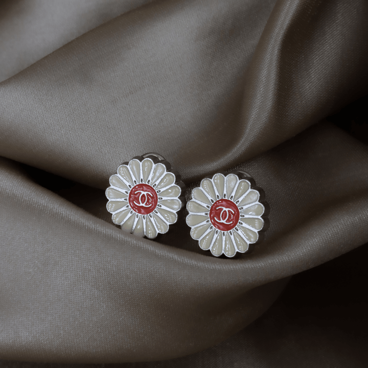 CHANEL 2004 雛菊花 CC Logo 耳夾 ｜未使用級 可愛系列 - Vintasy
