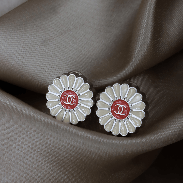 CHANEL 2004 雛菊花 CC Logo 耳夾 ｜未使用級 可愛系列 - Vintasy
