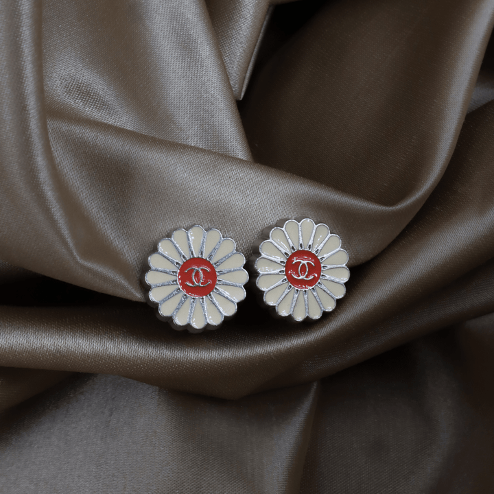 CHANEL 2004 雛菊花 CC Logo 耳夾 ｜未使用級 可愛系列 - Vintasy