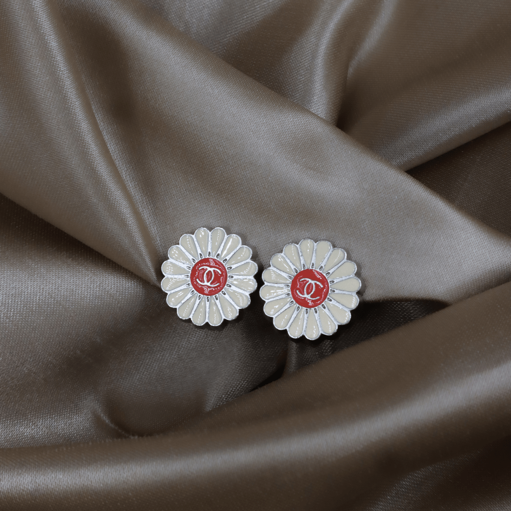 CHANEL 2004 雛菊花 CC Logo 耳夾 ｜未使用級 可愛系列 - Vintasy