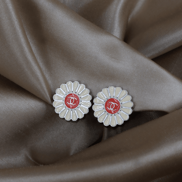 CHANEL 2004 雛菊花 CC Logo 耳夾 ｜未使用級 可愛系列 - Vintasy