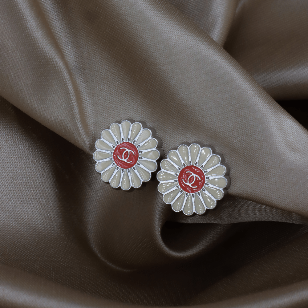 CHANEL 2004 雛菊花 CC Logo 耳夾 ｜未使用級 可愛系列 - Vintasy