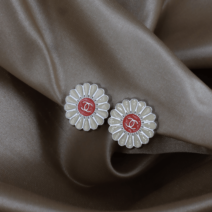 CHANEL 2004 雛菊花 CC Logo 耳夾 ｜未使用級 可愛系列 - Vintasy