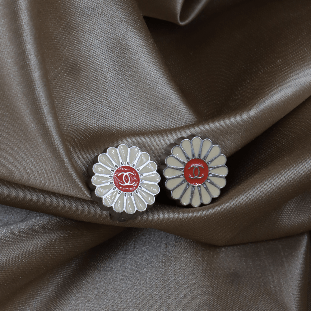 CHANEL 2004 雛菊花 CC Logo 耳夾 ｜未使用級 可愛系列 - Vintasy