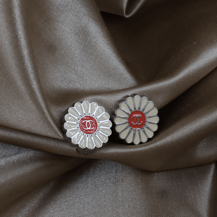 CHANEL 2004 雛菊花 CC Logo 耳夾 ｜未使用級 可愛系列 - Vintasy