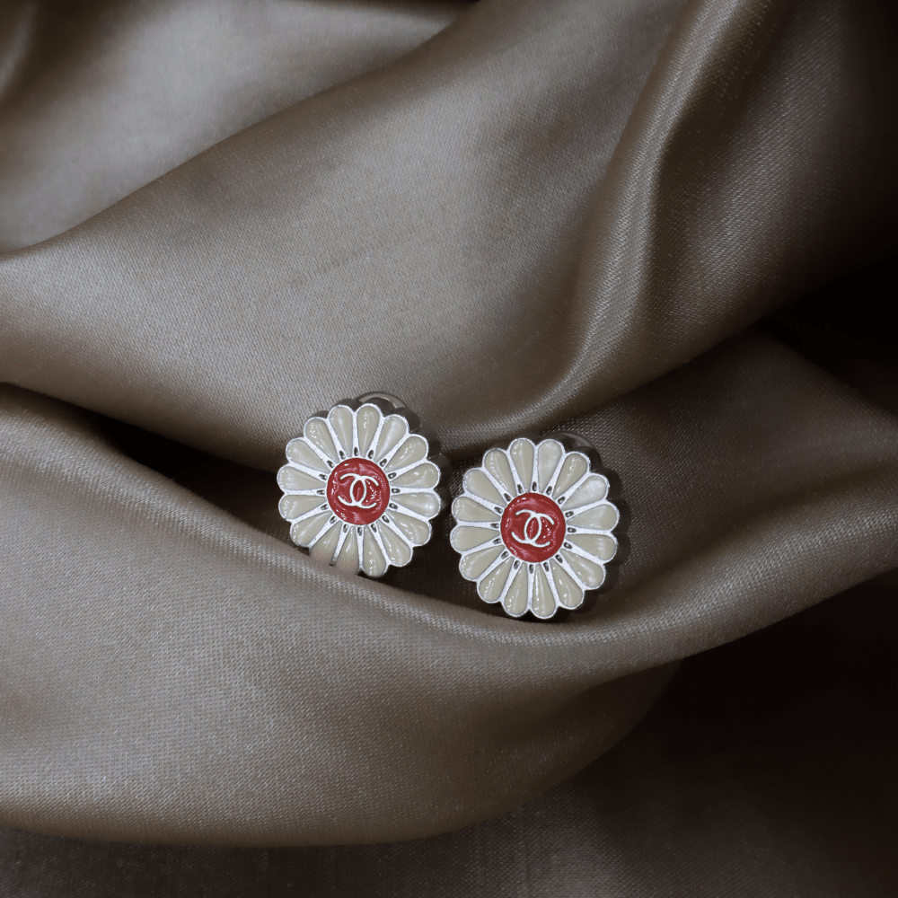 CHANEL 2004 雛菊花 CC Logo 耳夾 ｜未使用級 可愛系列 - Vintasy