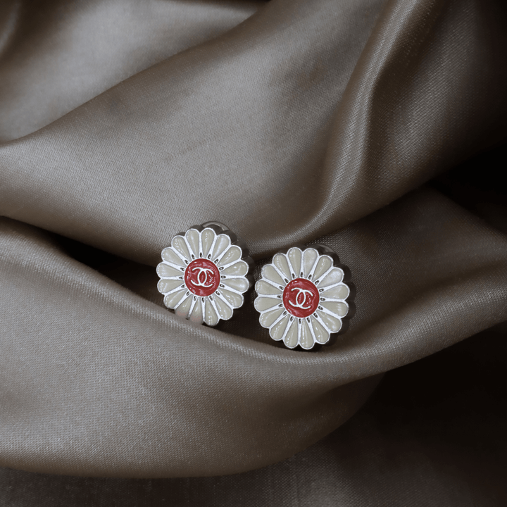 CHANEL 2004 雛菊花 CC Logo 耳夾 ｜未使用級 可愛系列 - Vintasy